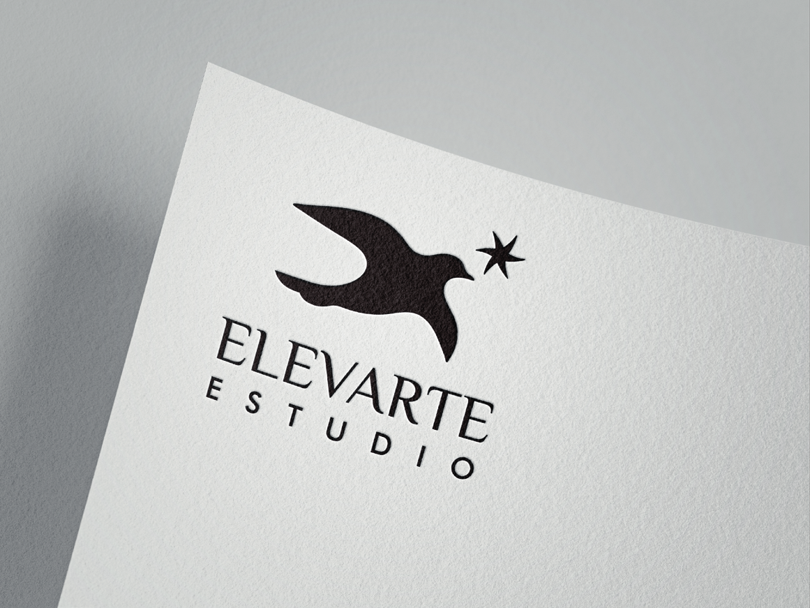 Aplicación de la marca Elevarte en una tarjeta de papel