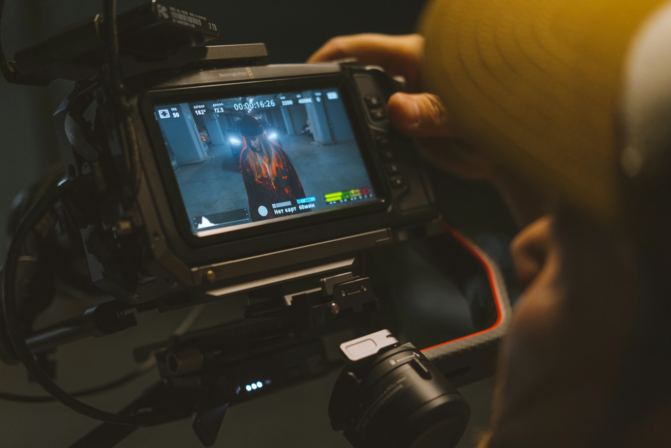 Cámara de cine y monitor en rodaje